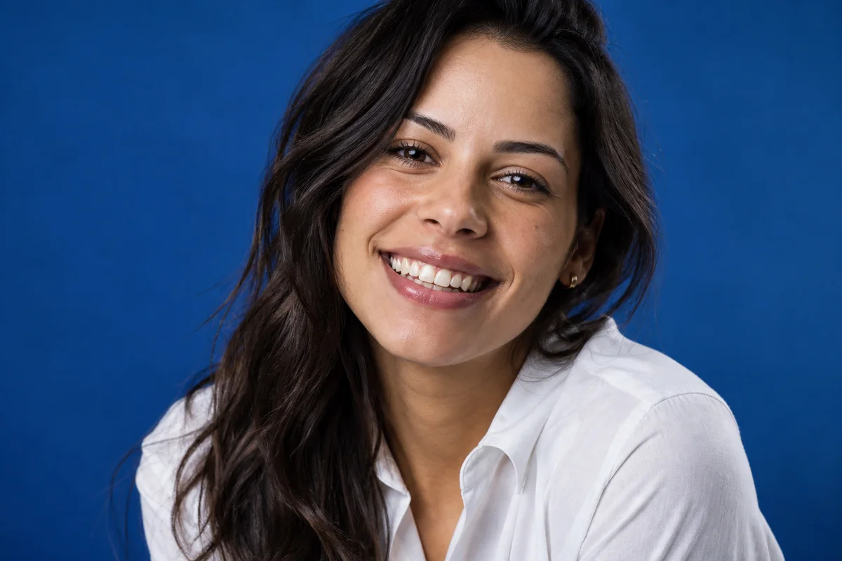 Mulher sorrindo naturalmente em retrato editorial